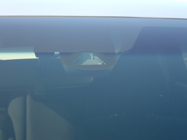 �t�����g�J�����őO���̎ԗ�����s�ғ������m�B�Փ˂������Ȏ��͏Փˉ���y���u���[�L���쓮�A�Փˉ�����T�|�[�g�B