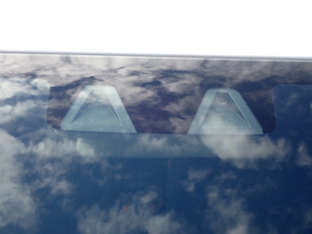 �t�����g�J�����őO���̎ԗ�����s�ғ������m�B�Փ˂������Ȏ��͏Փˉ���y���u���[�L���쓮�A�Փˉ�����T�|�[�g�B