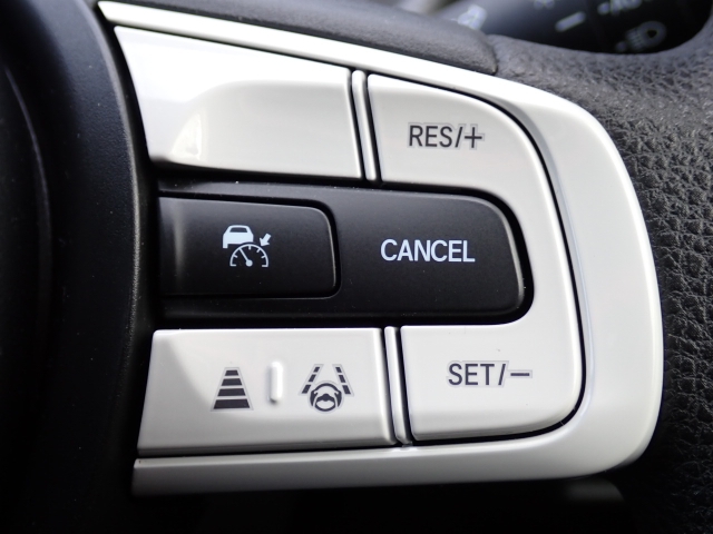 �y�N���[�Y�R���g���[���z�������H�ł̒��������s���y�Ɂ�A�N�Z���y�_���𓥂܂��Ɏԑ������ɕۂ��Ƃ��\�ł��B�O���̎ԗ������m���ĎԊԂ�ۂ悤�ɑ��x���߂��Ă���܂��I�I