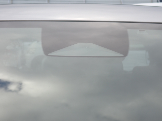 �t�����g�J�����őO���̎ԗ�����s�ғ������m�B�Փ˂������Ȏ��͏Փˉ���y���u���[�L���쓮�A�Փˉ�����T�|�[�g�B