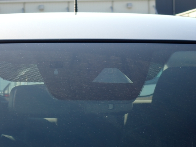 �t�����g�J�����őO���̎ԗ�����s�ғ������m�B�Փ˂������Ȏ��͏Փˉ���y���u���[�L���쓮�A�Փˉ�����T�|�[�g�B