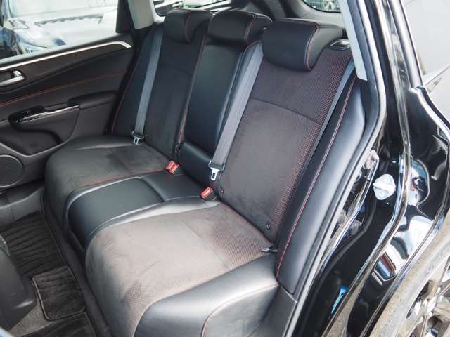 広々とした２列目は居住性が高く、快適なド