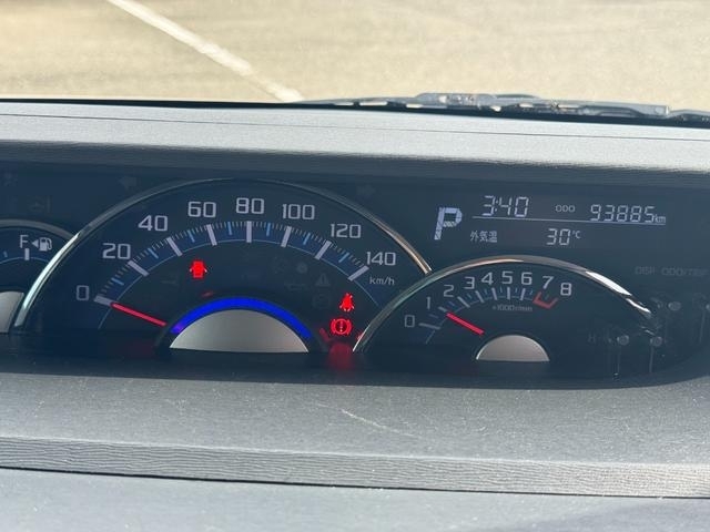 メーター・レバー・スイッチ類をシンプルにまとめスマートな空間は視界も広く快適です。