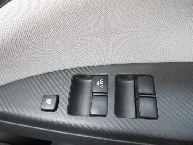 �p���[�E�B���h�E�͉^�]�Ȃ̃X�C�b�`�̂݃I�[�g�@�\����������Ă���܂��B�E�B���h�E���b�N����������Ă���̂ŁA���q�l�ƈꏏ�̎������S�ł��ˁB