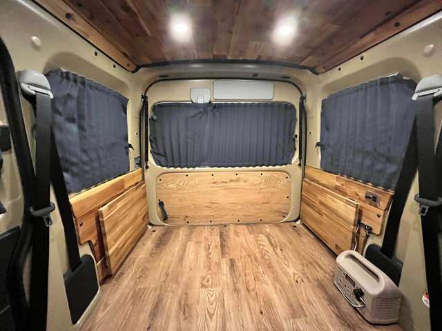 �e�E�B���h�E�ɂ��Ռ��J�[�e����W��������