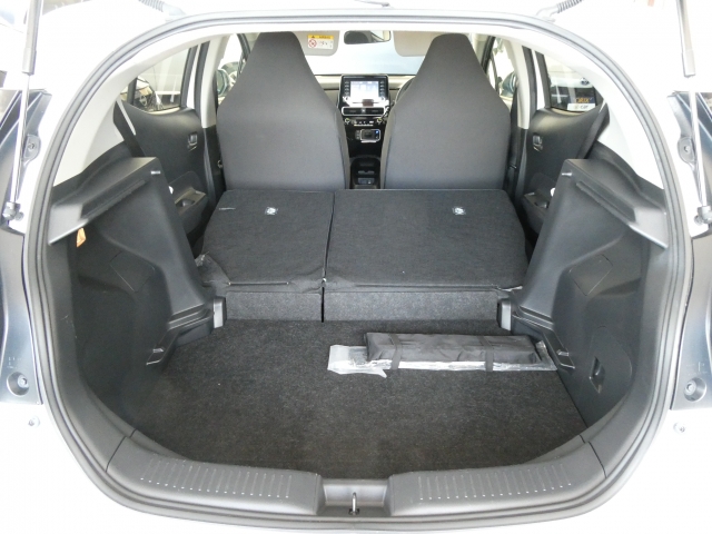 シートを倒せばラゲッジスペースがさらに広くなります