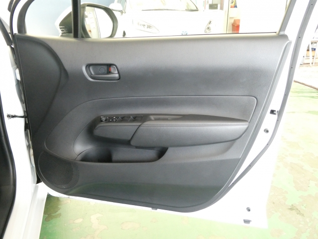 運転席ドア内側部分に書類やペットボトルを収納できるスペースございます