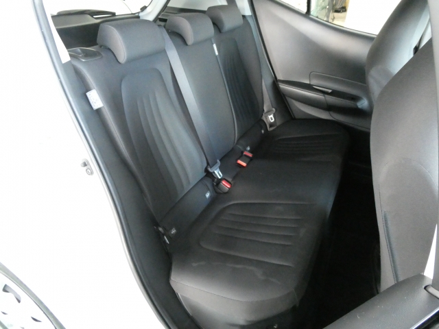 ３人掛けできるよう、真ん中にヘッドレストがございます☆ヘッドレストは調節できますので、疲れ知らずです♪