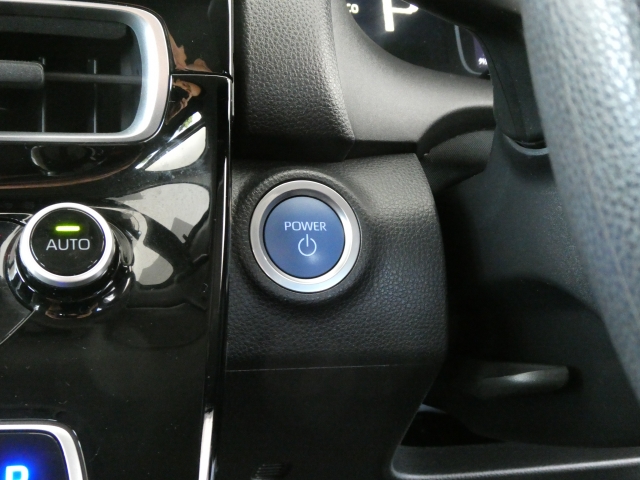 エンジン始動はボタン式となっております