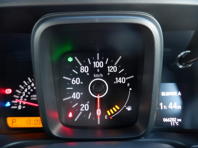 �R�ɕ����ꂽ���[�^�[�p�l���͋@�\���Ƃɕ�����Ă���̂ŁA�Ԃ̏󋵂����f���₷���A���₷���f�U�C���ƂȂ��Ă���܂��B