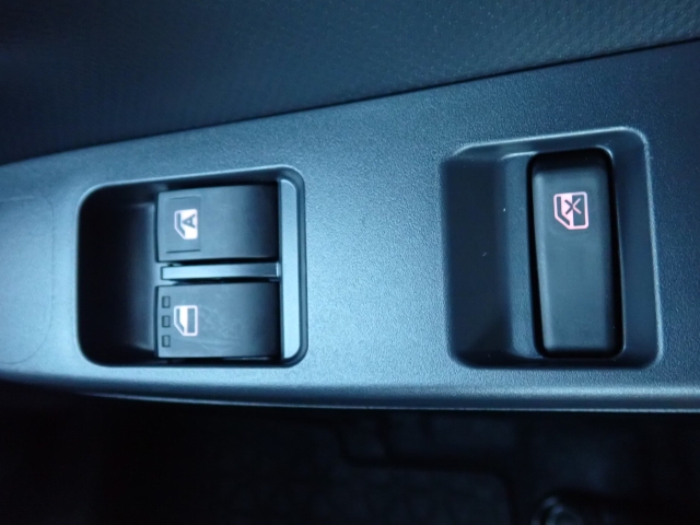 前席の窓の開閉は電動になりますので、便利ですよね。