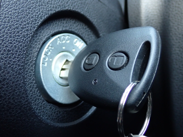 エンジン始動は、キーを差し込むタイプです。