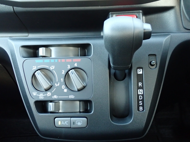シフトとエアコンです。ダイヤル式のマニュアルエアコンになります。シンプルで使いやすい！