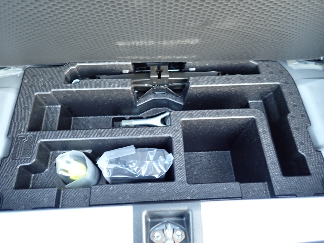 パンク修理キットが付いてます.