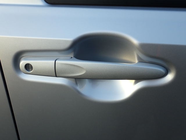 オリックス認定中古車は納車前点検時、エンジンオイル、オイルエレメント、エアコンフィルター、ワイパーゴムを交換してご納車致します。