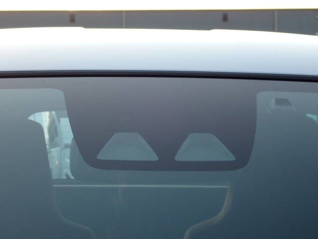 フロントカメラで前方の車両や歩行者等を検知。衝突しそうな時は衝突回避軽減ブレーキが作動、衝突回避をサポート。