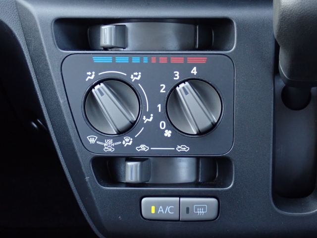 ダイヤル式のマニュアルエアコンになります！シンプルにまとめられています♪