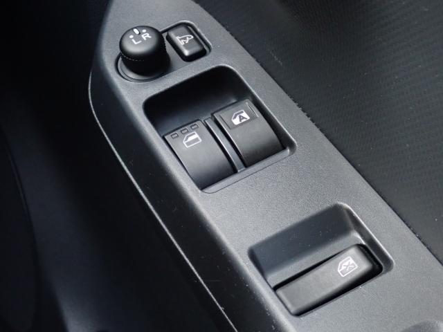 パワーウィンドウなので、窓の開閉もらくらくです！