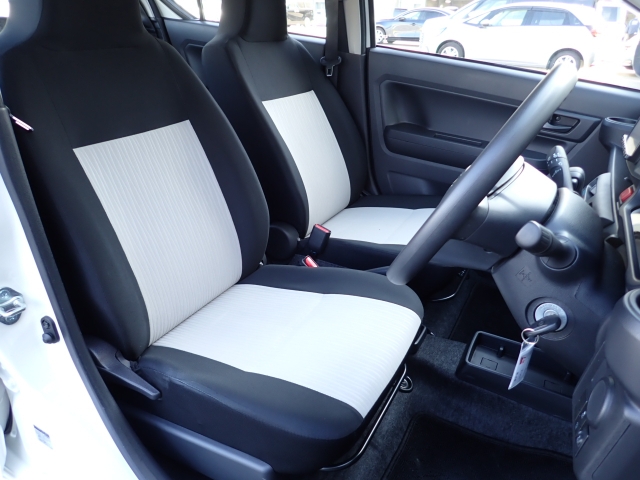 運転席も大きな擦れもなく状態良好です。