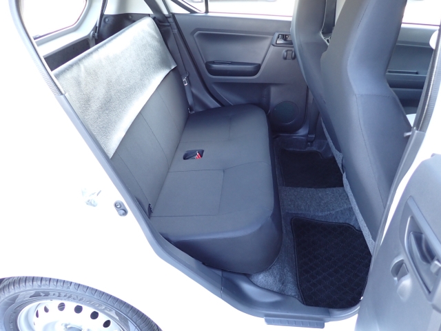 後部座席も大きな擦れもなく状態良好です。