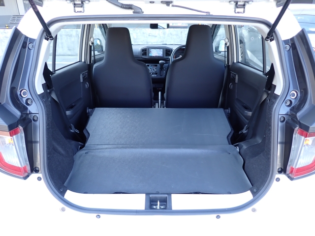 後部座席背もたれは倒す事が可能です♪荷物の量に応じてアレンジ出来るので、嬉しいですね！