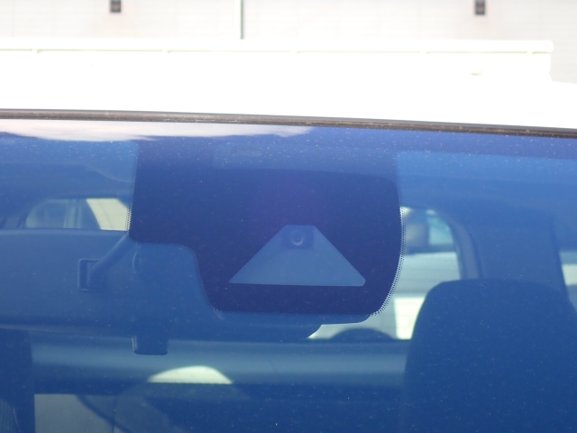 �t�����g�J�����őO���̎ԗ�����s�ғ������m�B�Փ˂������Ȏ��͏Փˉ���y���u���[�L���쓮�A�Փˉ�����T�|�[�g�B