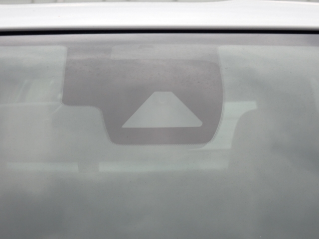 �t�����g�J�����őO���̎ԗ�����s�ғ������m�B�Փ˂������Ȏ��͏Փˉ���y���u���[�L���쓮�A�Փˉ�����T�|�[�g�B