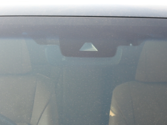 �t�����g�J�����őO���̎ԗ�����s�ғ������m�B�Փ˂������Ȏ��͏Փˉ���y���u���[�L���쓮�A�Փˉ�����T�|�[�g�B