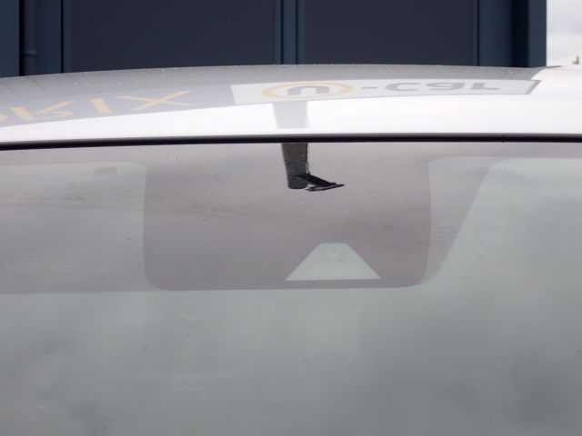 �t�����g�J�����őO���̎ԗ�����s�ғ������m�B�Փ˂������Ȏ��͏Փˉ���y���u���[�L���쓮�A�Փˉ�����T�|�[�g�B