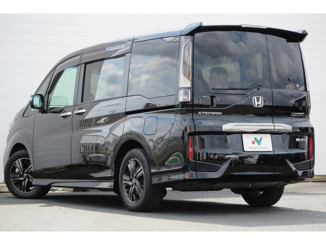 当社の全展示車は入庫時リフトで持ち上げ、車検検査員による下廻りチェックやエンジン・ミッション等機関のチェック、査定士資格を持った販売・仕入担当者による車両チェックをクリアした高品質車のみを厳選し展示。