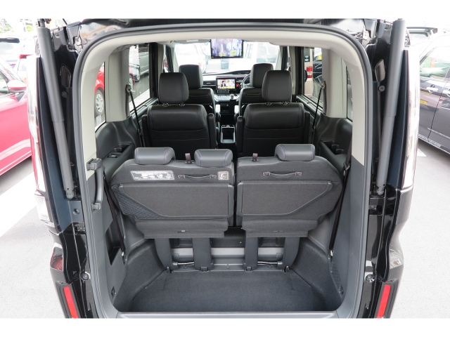 ラゲッジルームの様子です。床が深くフル乗車の状態でもそれなりに荷物を載せることができます！！