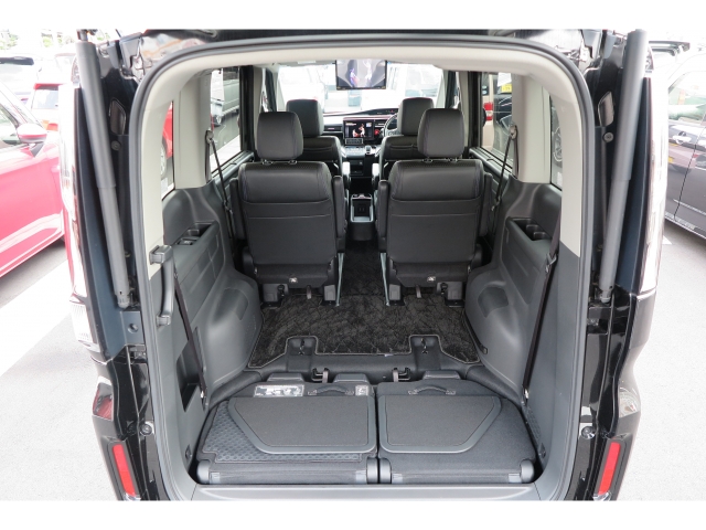 サードシートを収納した状態です。床下収納なので荷室を有効に使用することができます。フラットなので車中泊も可能ですね♪