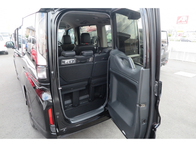 横にも縦にも開くわくわくゲート！後ろが狭い時の荷物の積み下ろしが楽ちん！！また、後ろのドアから乗ることもできちゃいます