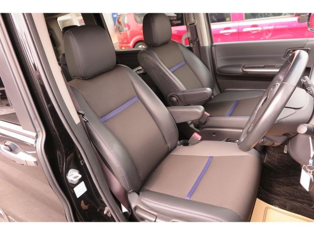 フロントシートは汚れや擦れ等なくきれいです