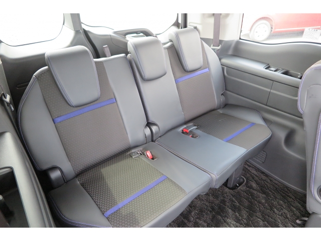 サードシートも使用感少なくきれいな状態です