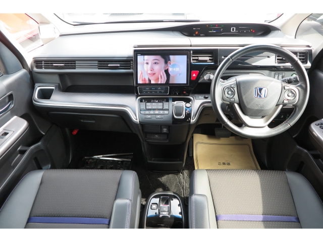 インパネ周りです。とっても大きなナビの画面が目を引きますね♪