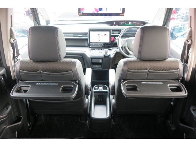 シートバックテーブルが装備され移動中も快適です