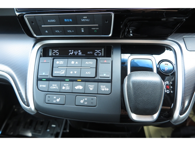 エアコン操作スイッチです。運転席・助手席にはシートヒーターが装備されます