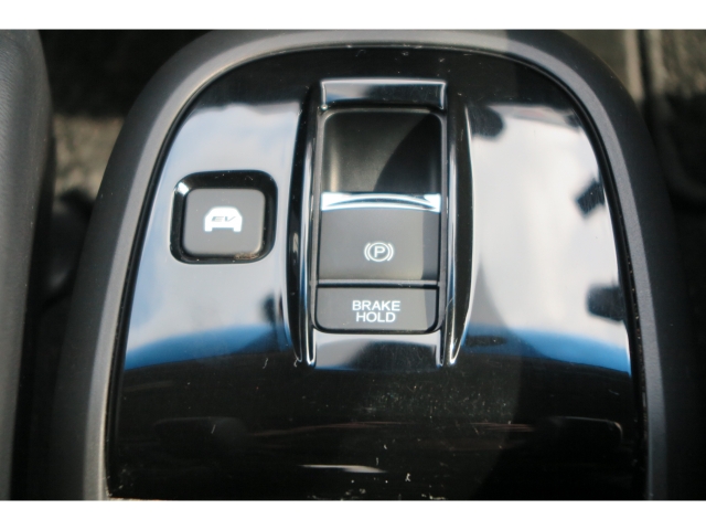電動パーキングブレーキとブレーキホールド機能が装備されております