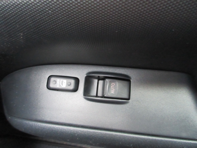 �p���[�E�B���h�E�͉^�]�Ȃ̃X�C�b�`�̂݃I�[�g�@�\����������Ă���܂��B�E�B���h�E���b�N����������Ă��܂��B