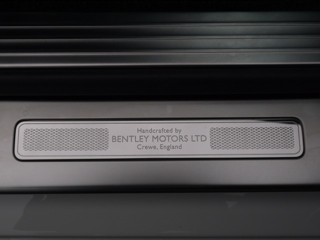 �H���̂قƂ�ǂ�{���Ńn���h�r���h����Ă���܂�