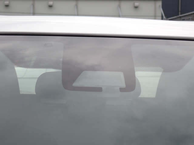 �t�����g�J�����őO���̎ԗ�����s�ғ������m�B�Փ˂������Ȏ��͏Փˉ���y���u���[�L���쓮�A�Փˉ�����T�|�[�g�B