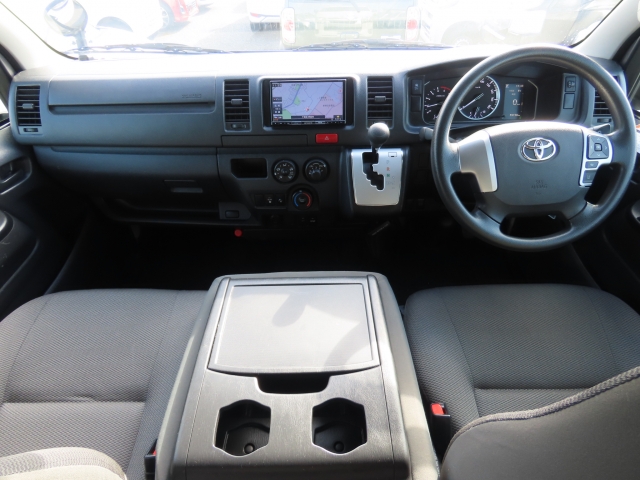 ���O���̐��|�E�K���X�n�{�f�B�R�[�e�B���O��CAR�N���[�j���O���Ǝ҂��{�H�������܂��̂ő�ϐ����B�I���b�N�X�����Ԃł݂͂Ȃ��܂ɉ��K�ȃh���C�u�����񑩁B