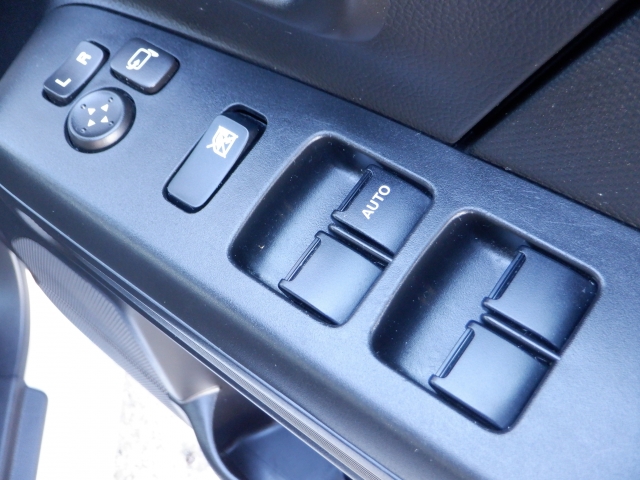 �p���[�E�B���h�E�͉^�]�Ȃ̃X�C�b�`�̂݃I�[�g�@�\�������I���q�l���ꏏ�̎������S�̃E�B���h�E���b�N�t����X�Ƀh�A�~���[�͓d�����̊p�x�������i�[�@�\�t���Ȃ̂ŋ������ő劈��I