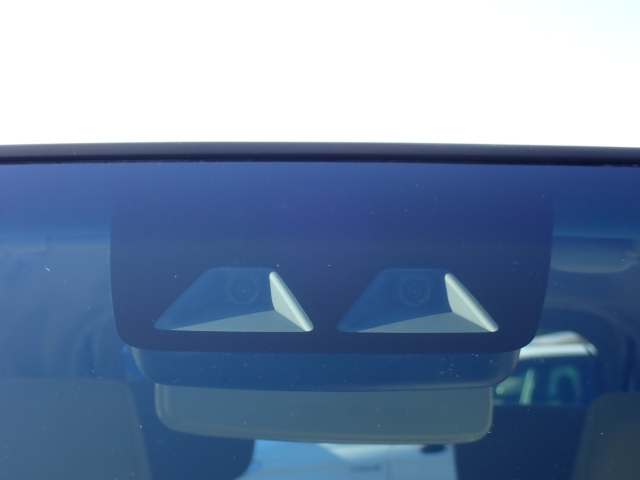 �t�����g�J�����őO���̎ԗ�����s�ғ������m�B�Փ˂������Ȏ��͏Փˉ���y���u���[�L���쓮�A�Փˉ�����T�|�[�g�B