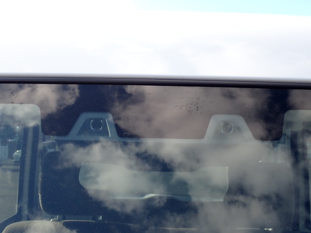 �t�����g�J�����őO���̎ԗ�����s�ғ������m�B�Փ˂������Ȏ��͏Փˉ���y���u���[�L���쓮�A�Փˉ�����T�|�[�g�B