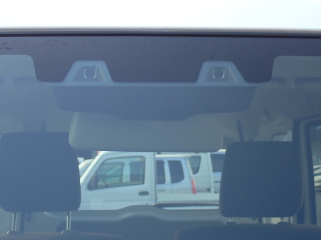 �t�����g�J�����őO���̎ԗ�����s�ғ������m�B�Փ˂������Ȏ��͏Փˉ���y���u���[�L���쓮�A�Փˉ�����T�|�[�g�B