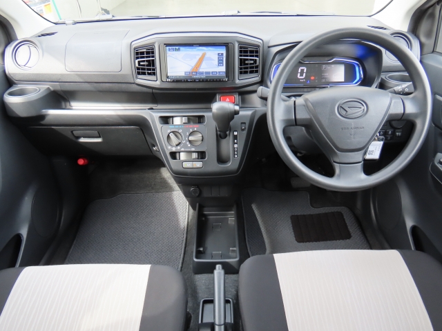 内外装の清掃・ガラス系ボディコーティングをCARクリーニング専門業者が施工いたしますので大変清潔。オリックス自動車ではみなさまに快適なドライブをお約束。