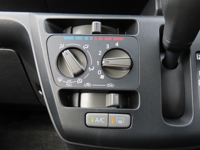 エアコン装備。温度設定ができて、室内快適ですよ。