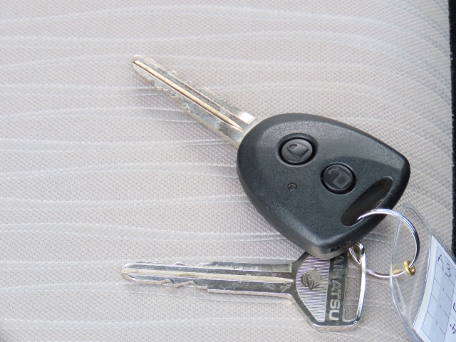 キーレスキーエントリーで車外からドアの開閉も楽チンですネ